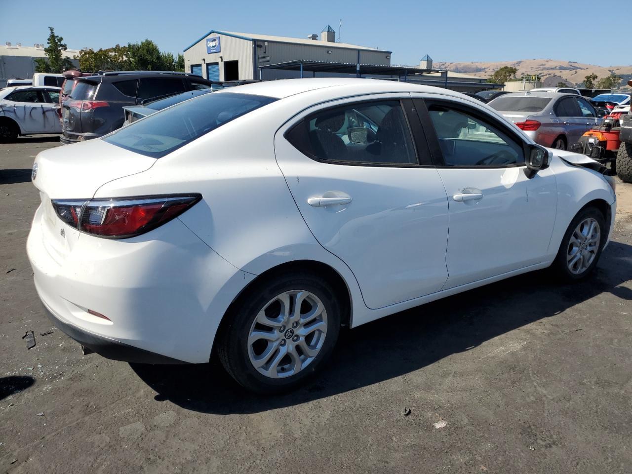 2017 Toyota Yaris Ia - Фото 3