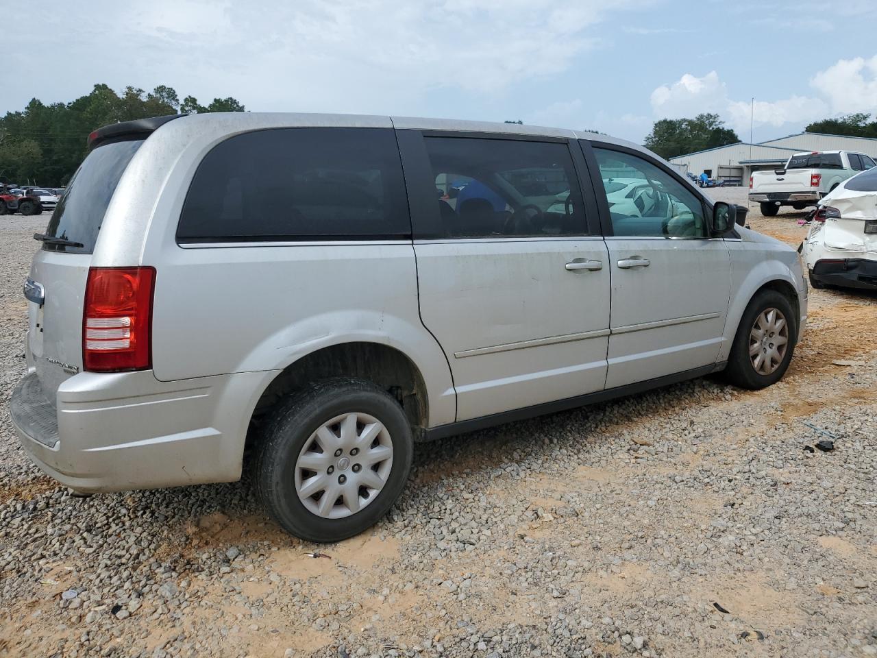 2010 Chrysler Town & Country Lx - Фото 3