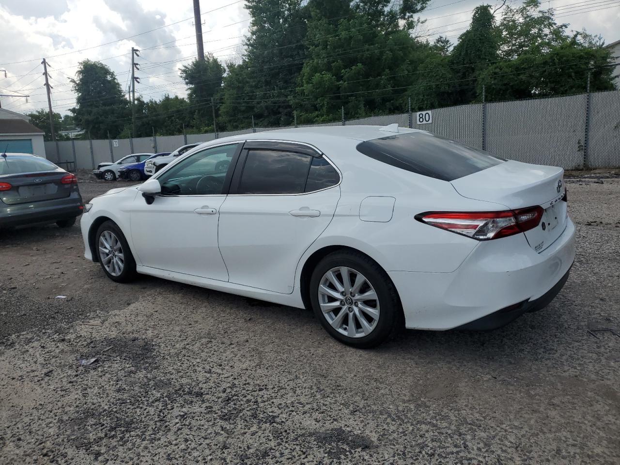 2020 Toyota Camry Le - Фото 2