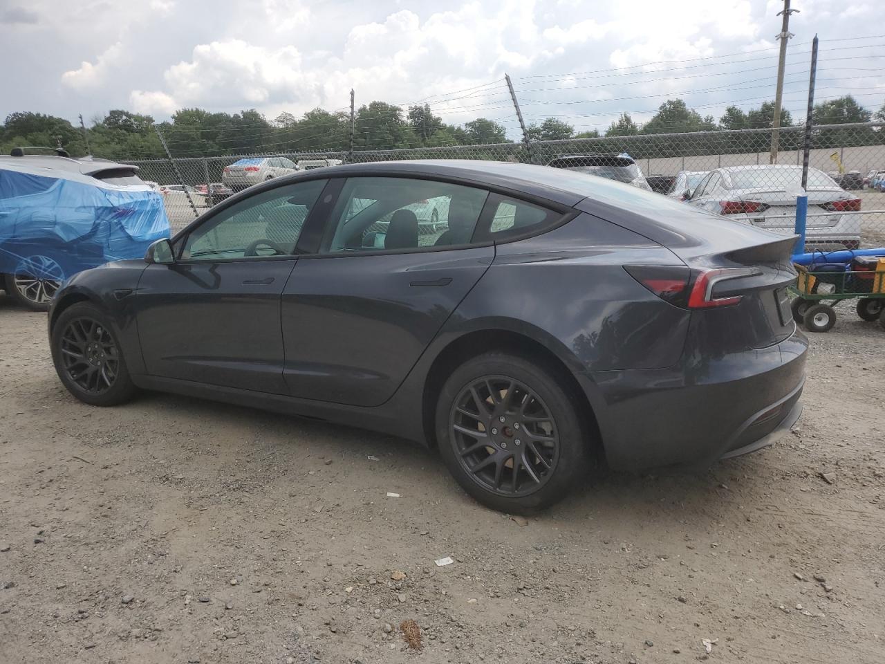 2024 Tesla Model 3 - Фото 2