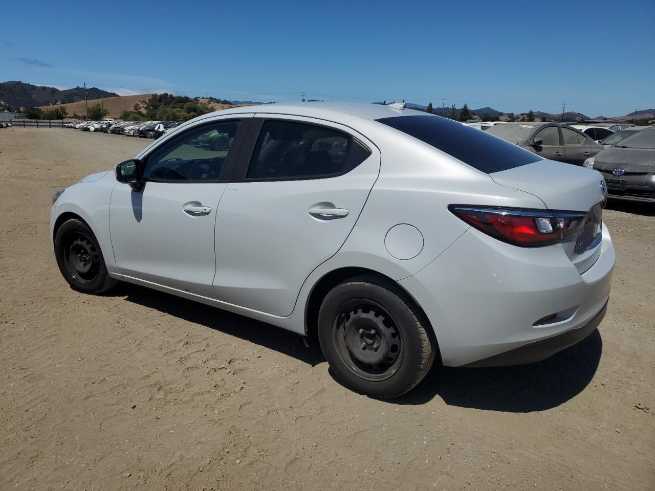 2019 Toyota Yaris L - Фото 2