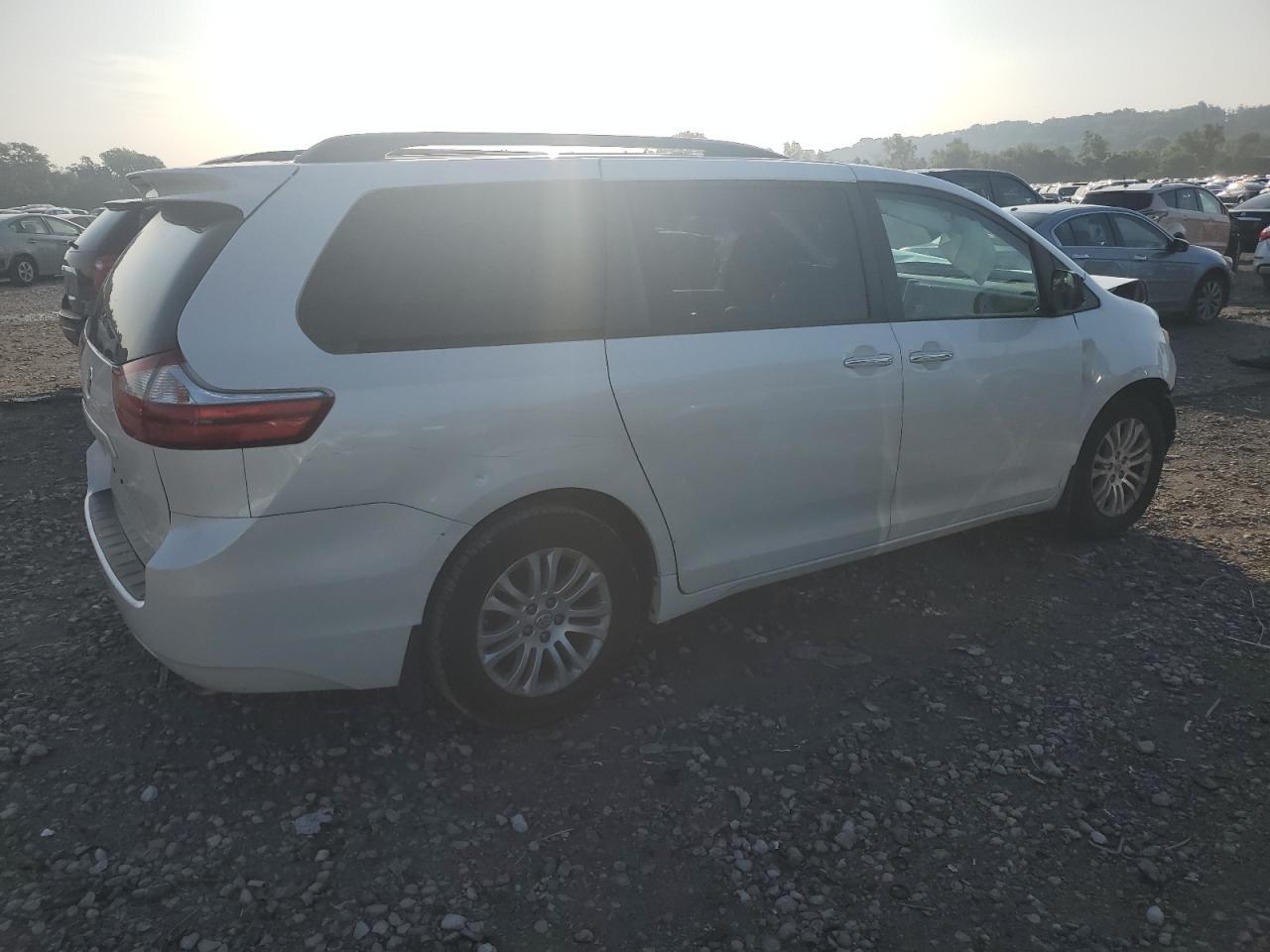2015 Toyota Sienna Xle - Image 3