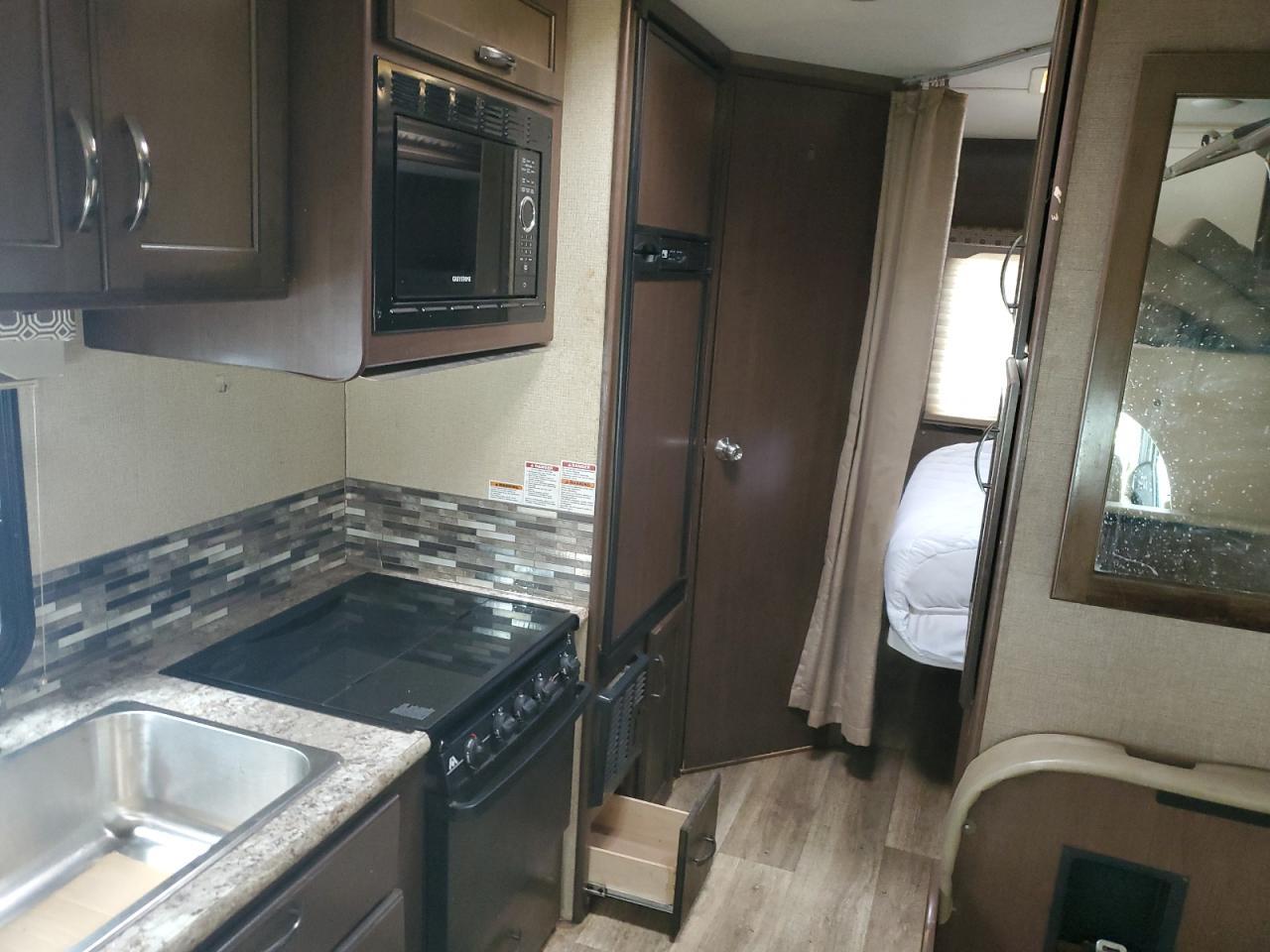 2017 Ford Econoline E350 Super Duty Cutaway Van - Фото 6