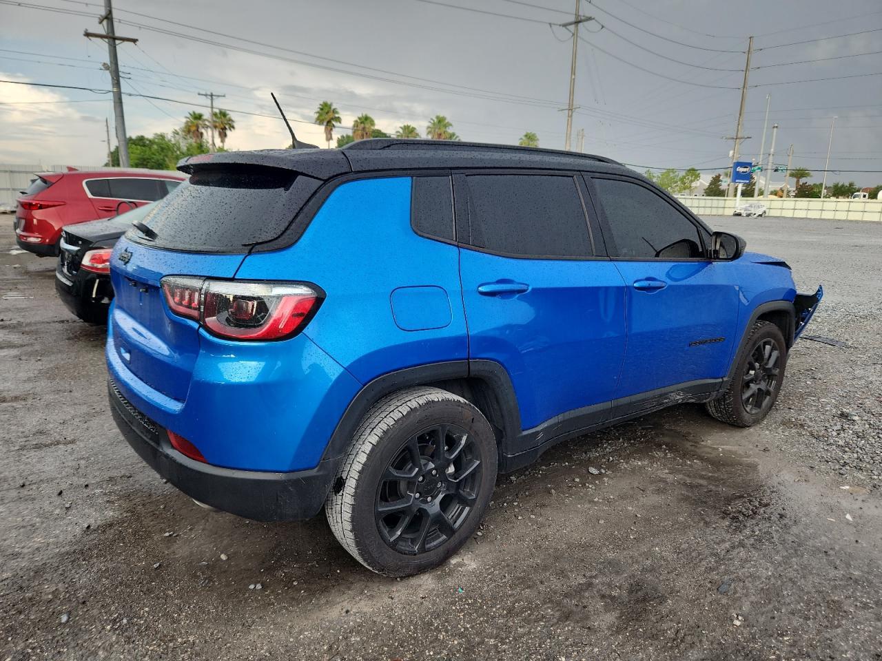 2022 Jeep Compass Latitude - Image 3