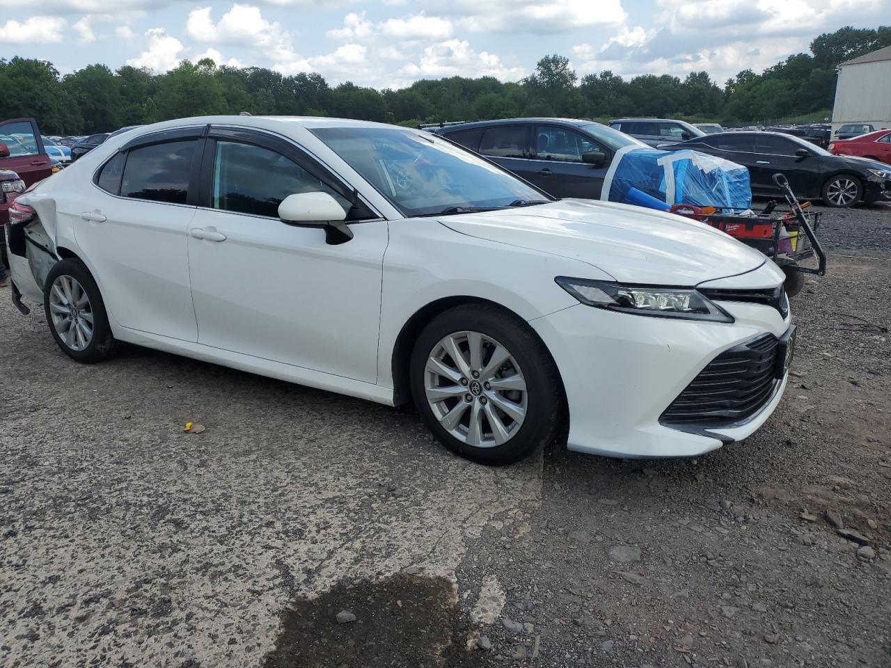 2020 Toyota Camry Le - Фото 4