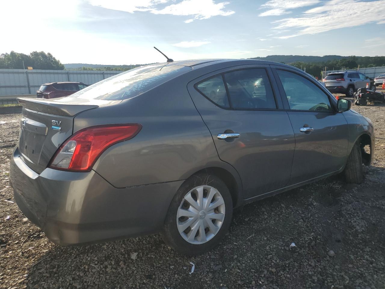2015 Nissan Versa S - Фото 3