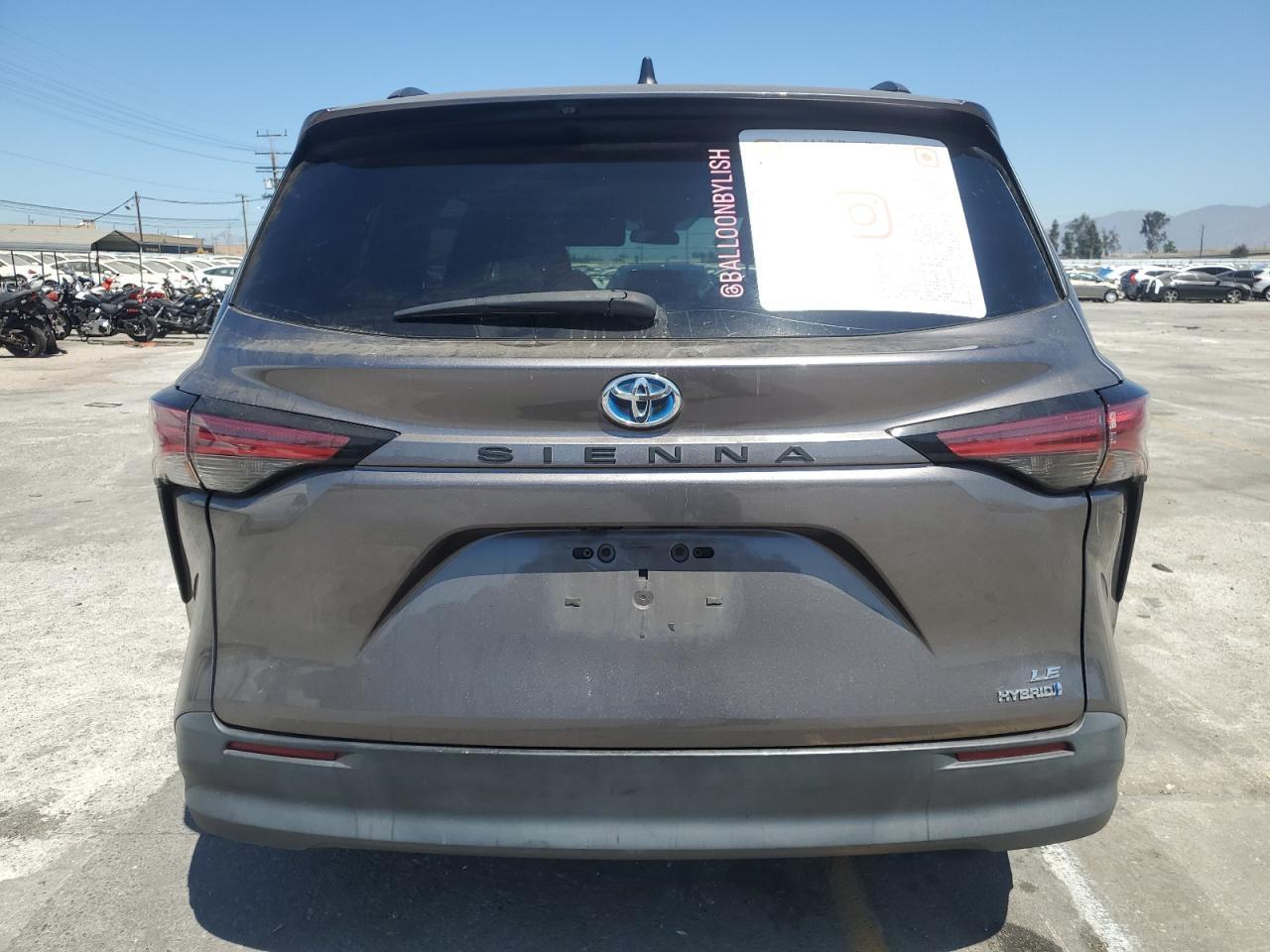 2021 Toyota Sienna Le - Image 6