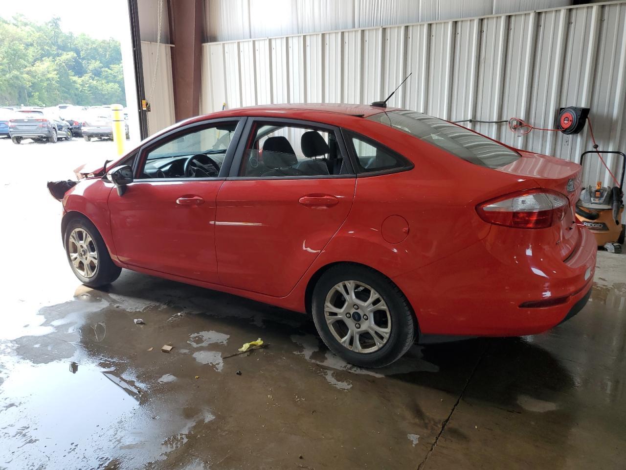 2015 Ford Fiesta Se - Фото 2