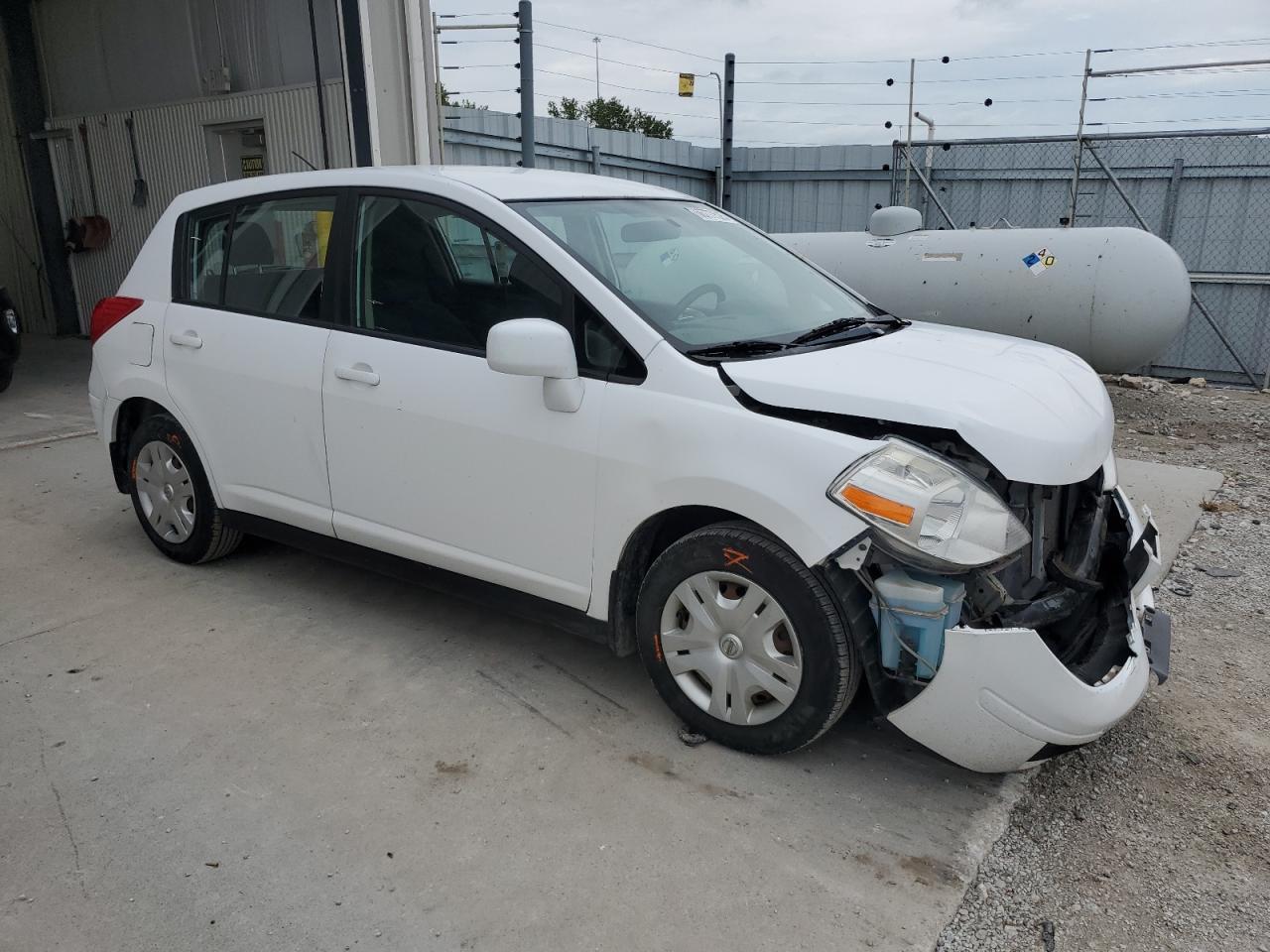 2011 Nissan Versa S - Фото 4