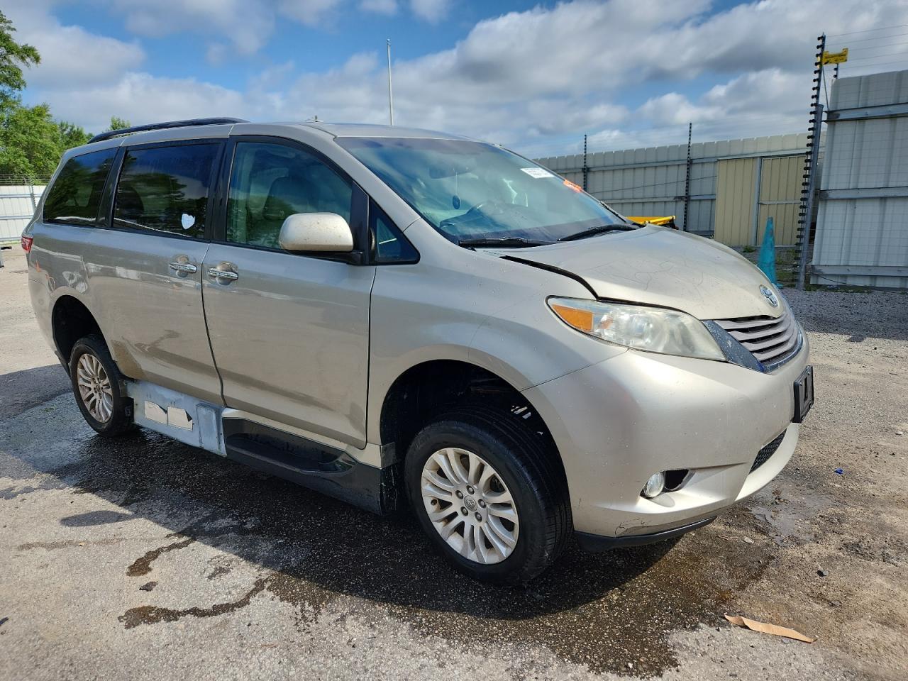 2015 Toyota Sienna Xle - Фото 4