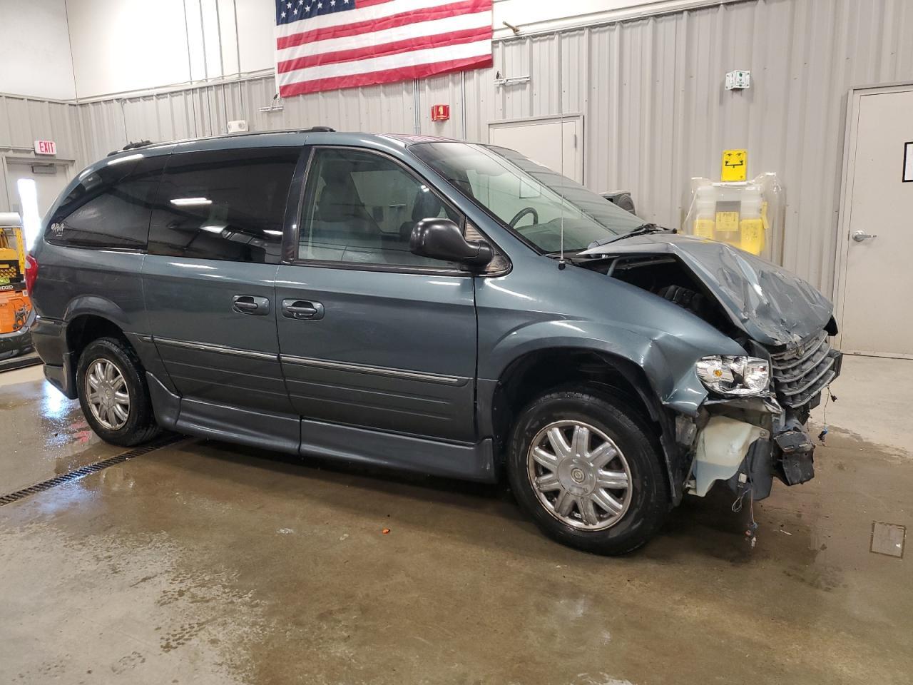 2005 Chrysler Town & Country Limited - Image 4
