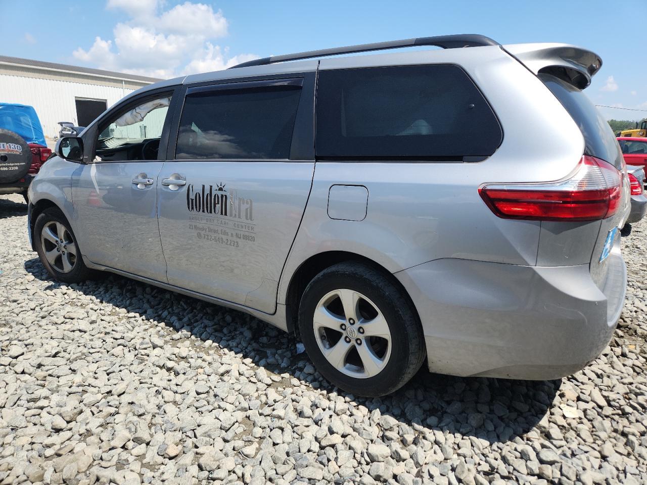 2017 Toyota Sienna Le - Фото 2