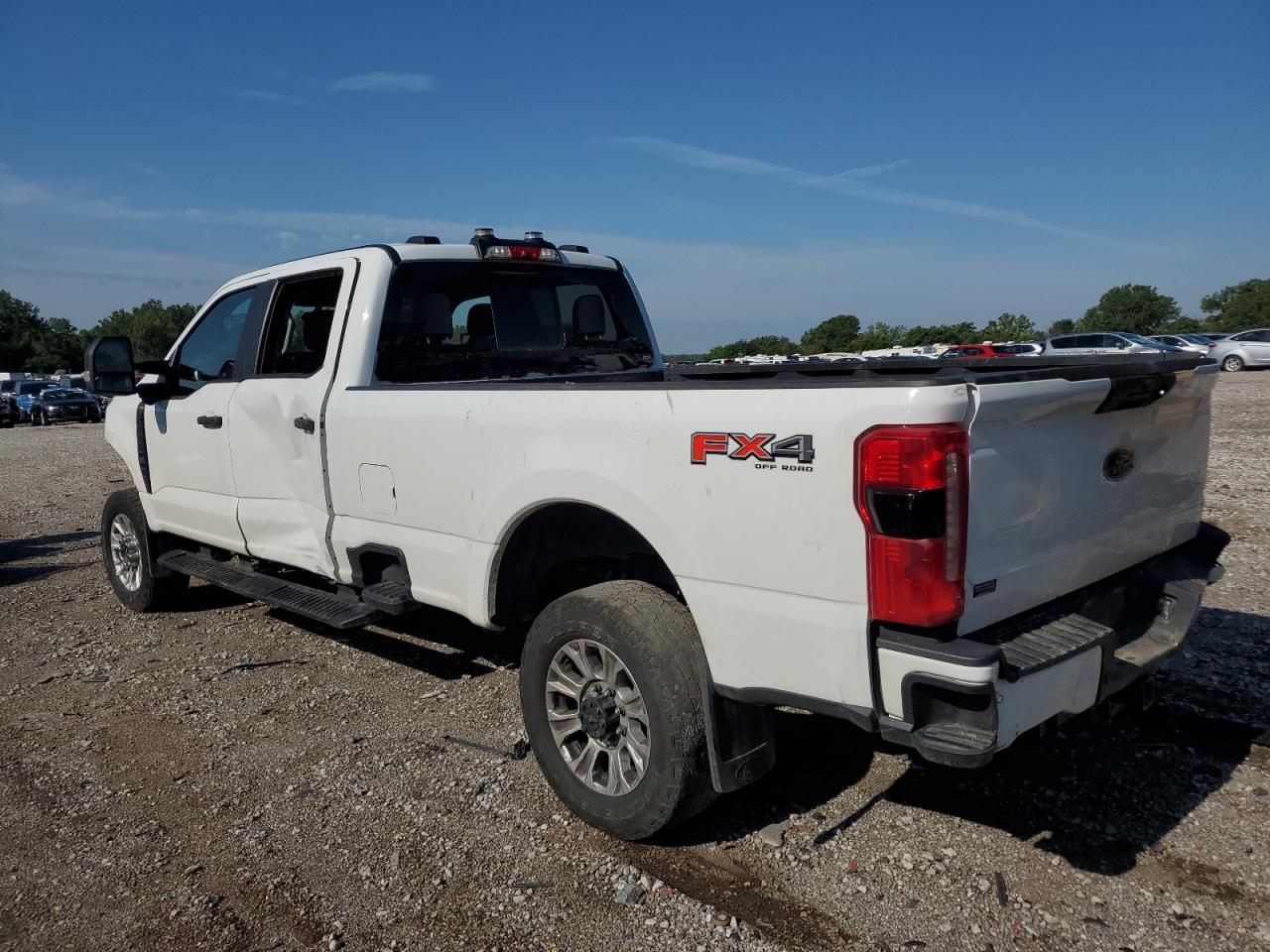 2023 Ford F350 Super Duty - Фото 2
