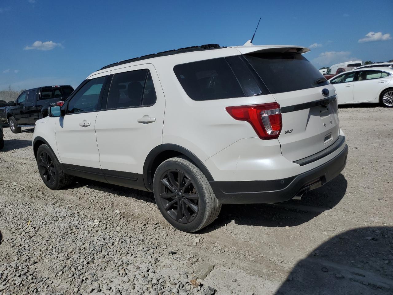 2019 Ford Explorer Xlt - Фото 2