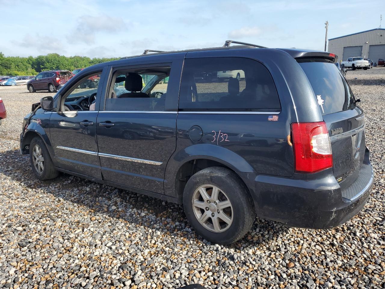 2013 Chrysler Town & Country Touring - Фото 2