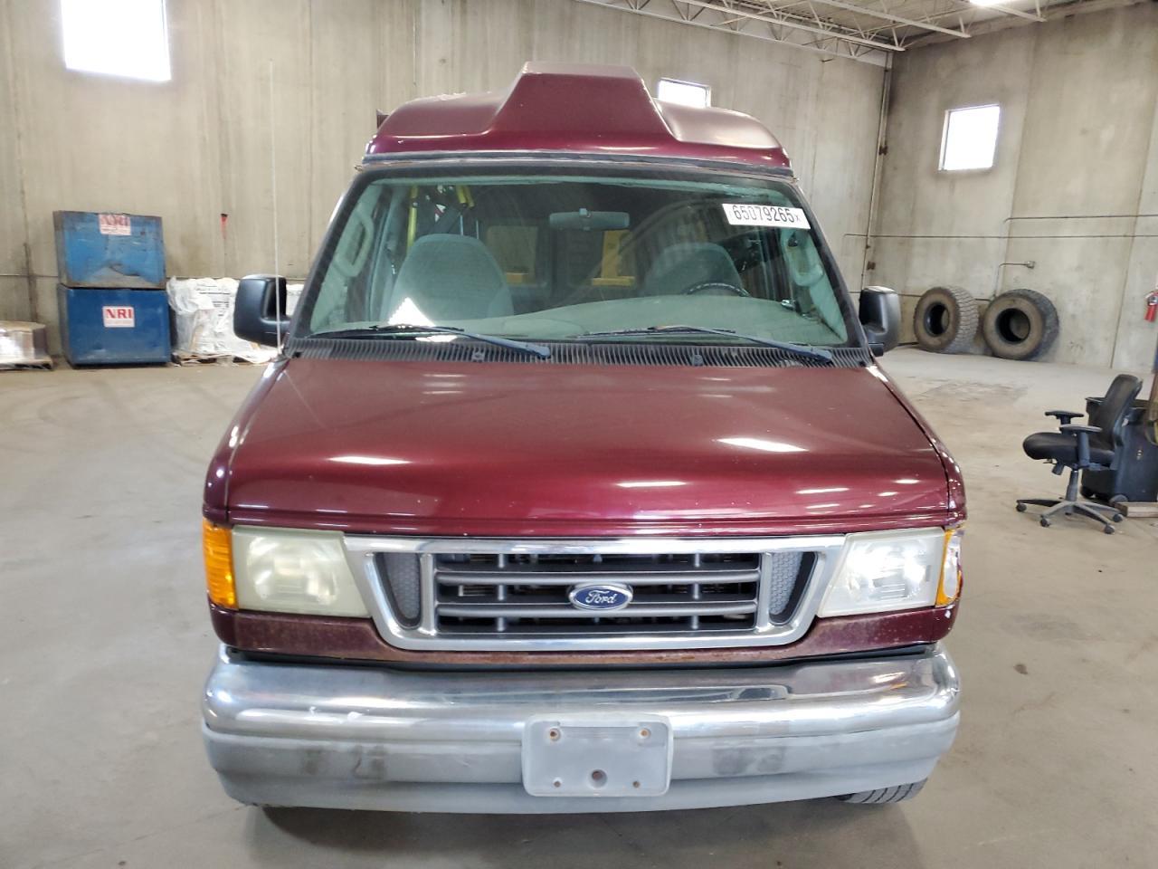 2004 Ford Econoline E350 Super Duty Wagon - Фото 5