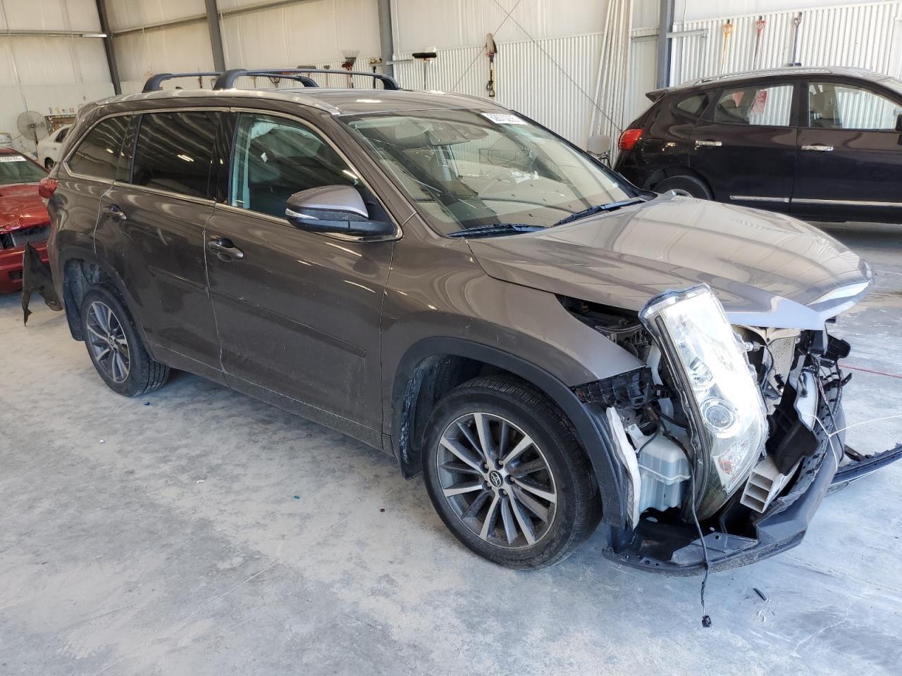 2018 Toyota Highlander Se - Фото 4