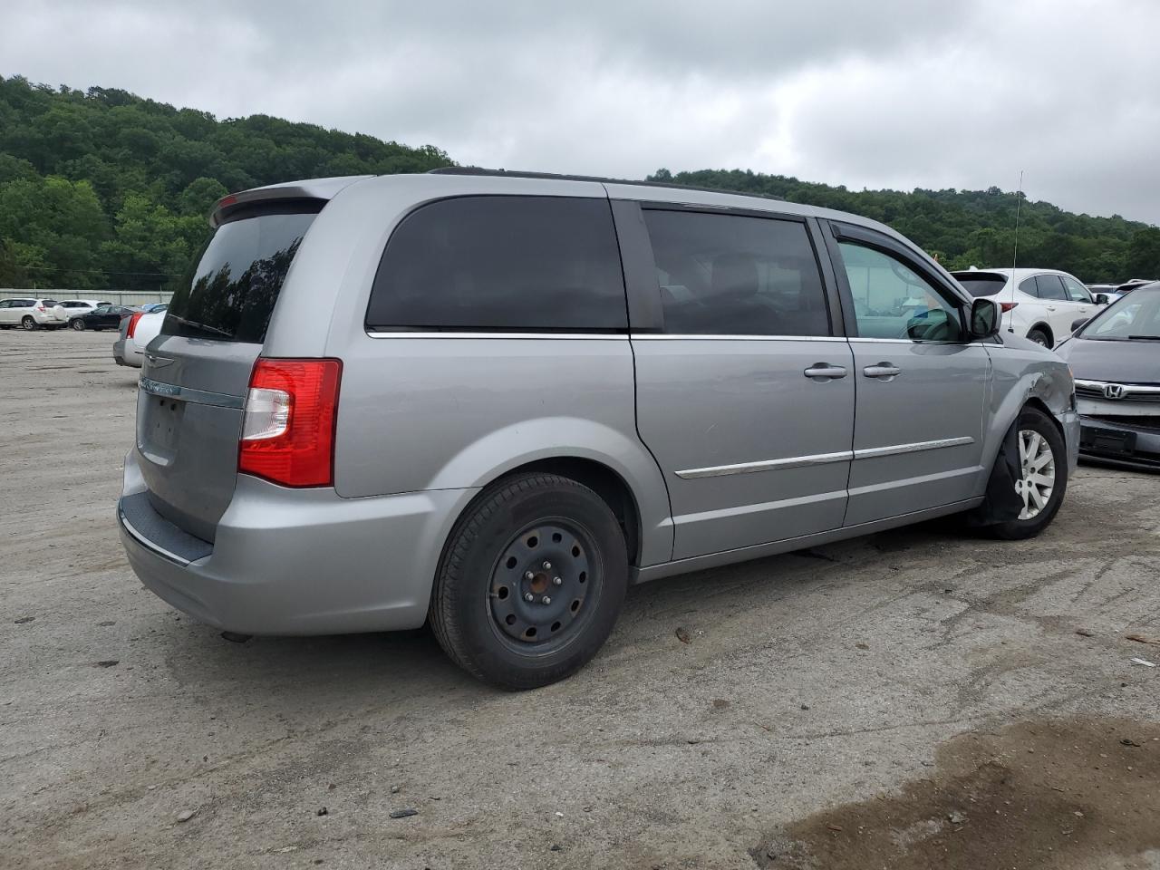 2015 Chrysler Town & Country Touring - Image 3