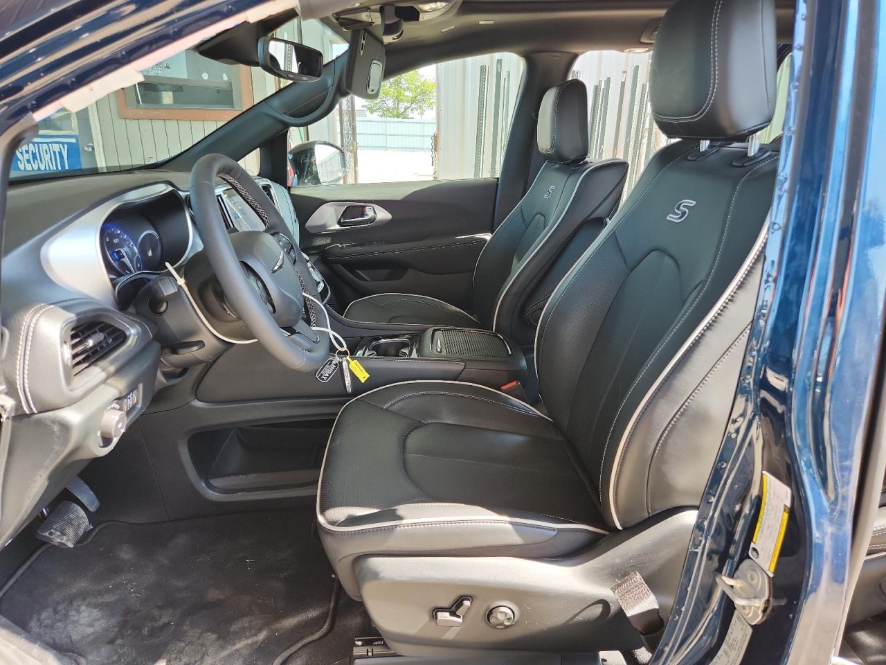 2025 Chrysler Pacifica Limited - Image 7