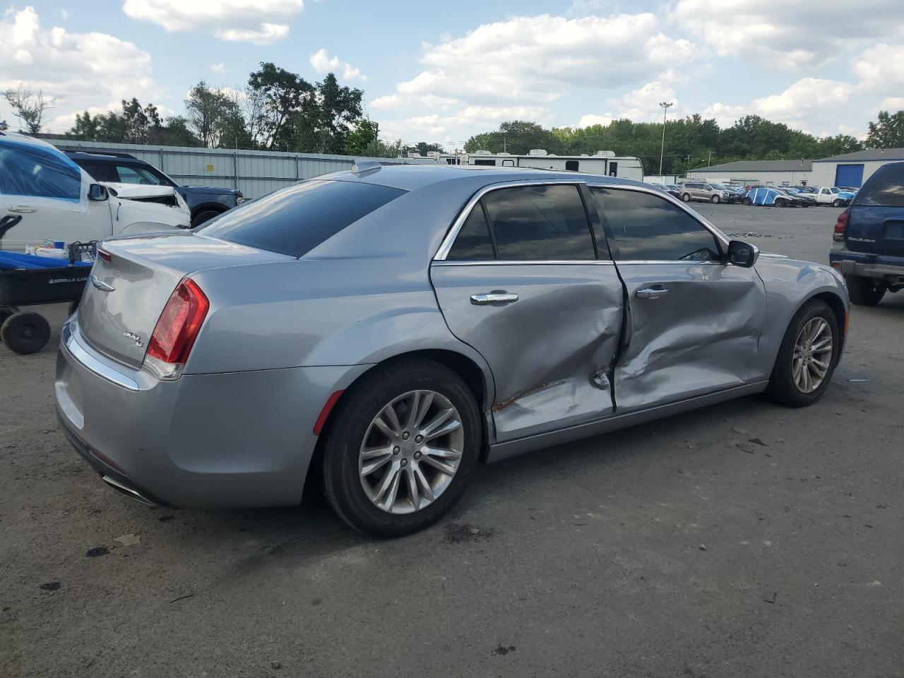 2016 Chrysler 300C - Image 3