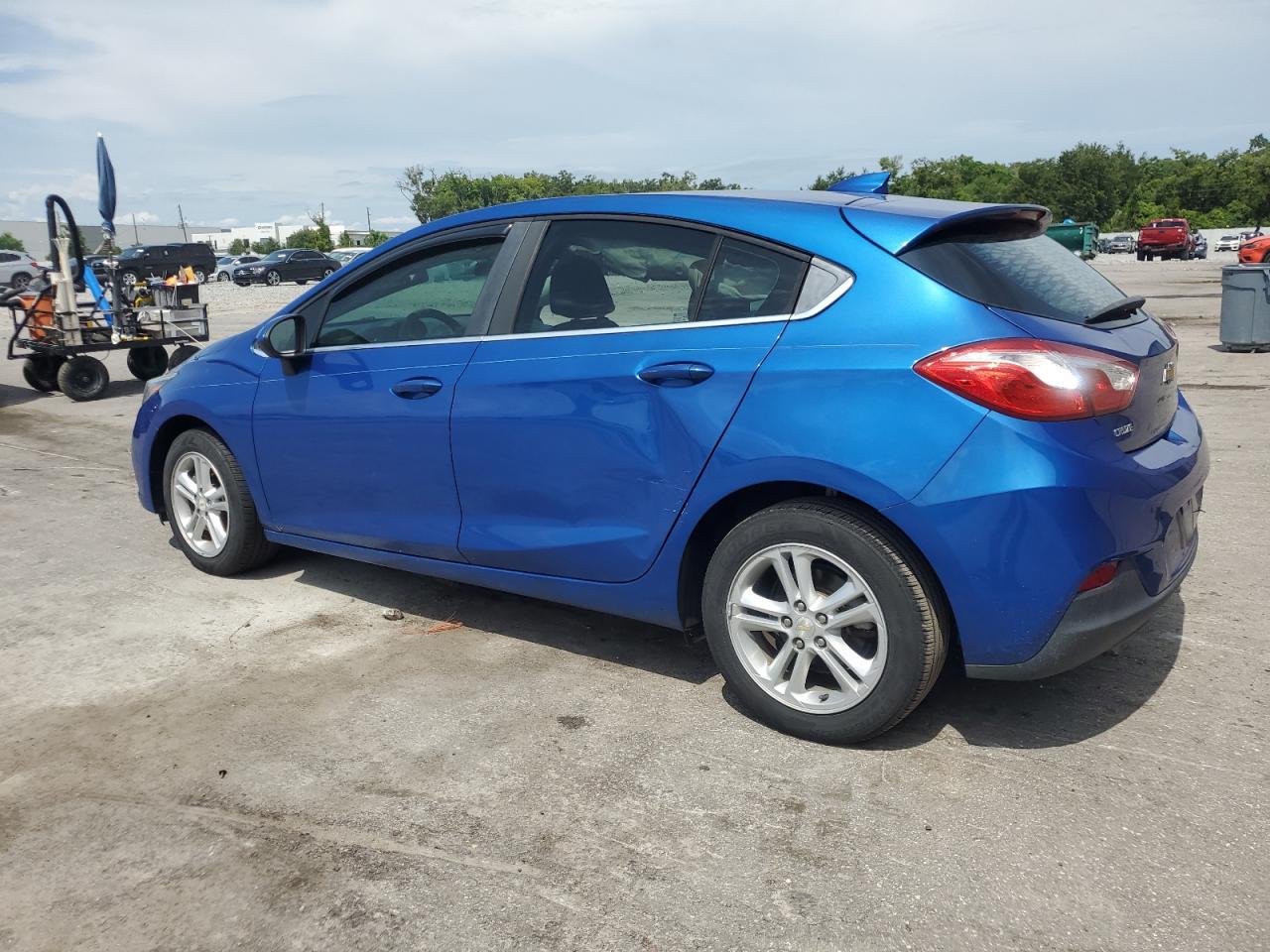 2017 Chevrolet Cruze Lt - Image 2