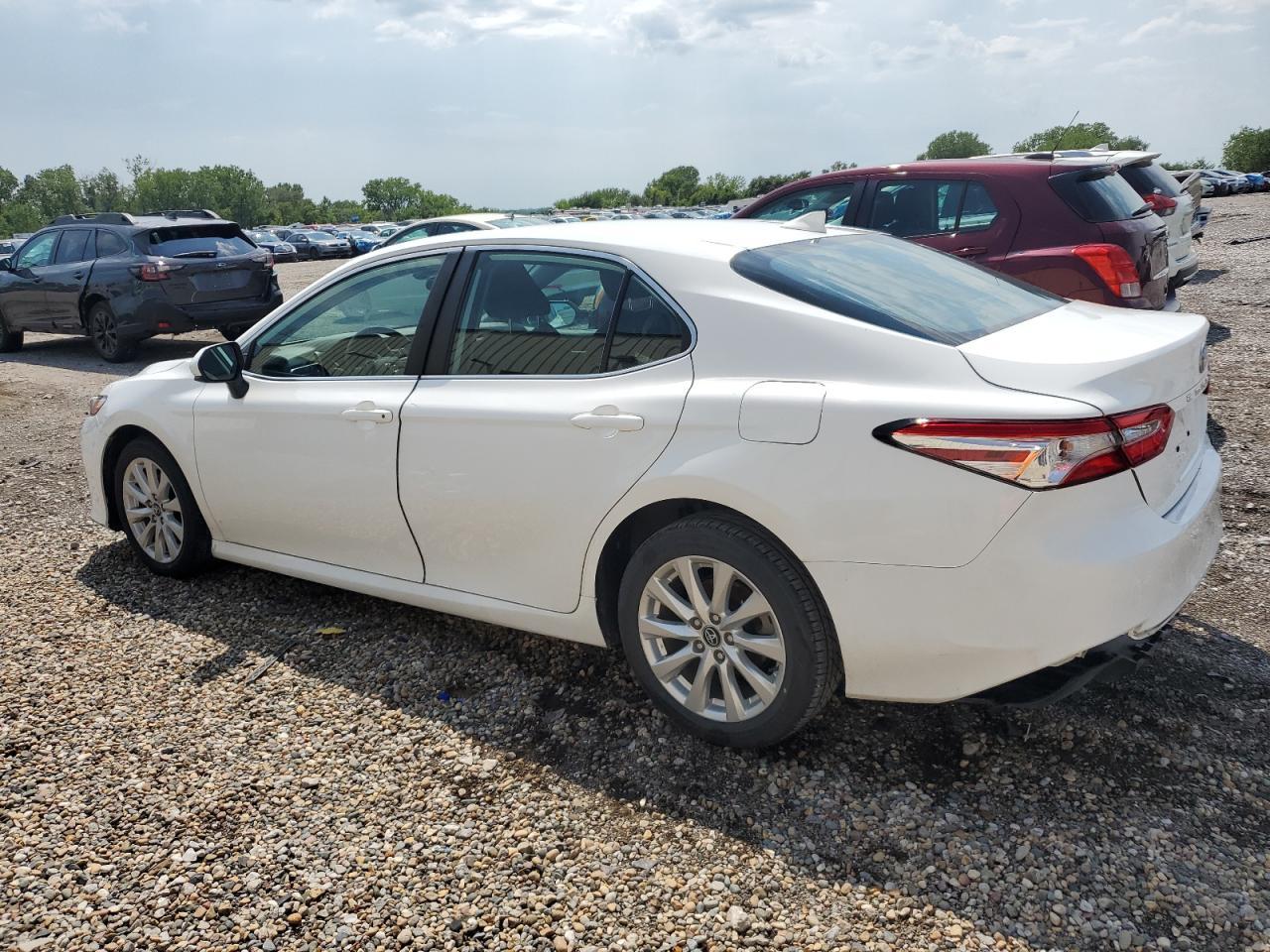 2020 Toyota Camry Le - Фото 2