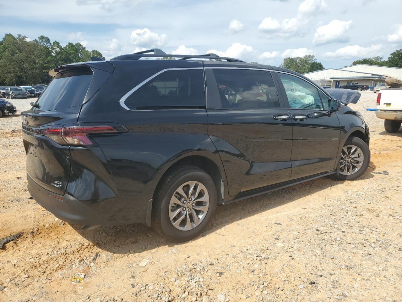 2024 Toyota Sienna Xle - Image 3