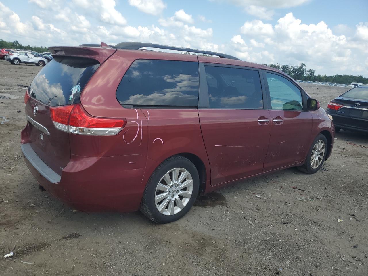 2011 Toyota Sienna Xle - Фото 3