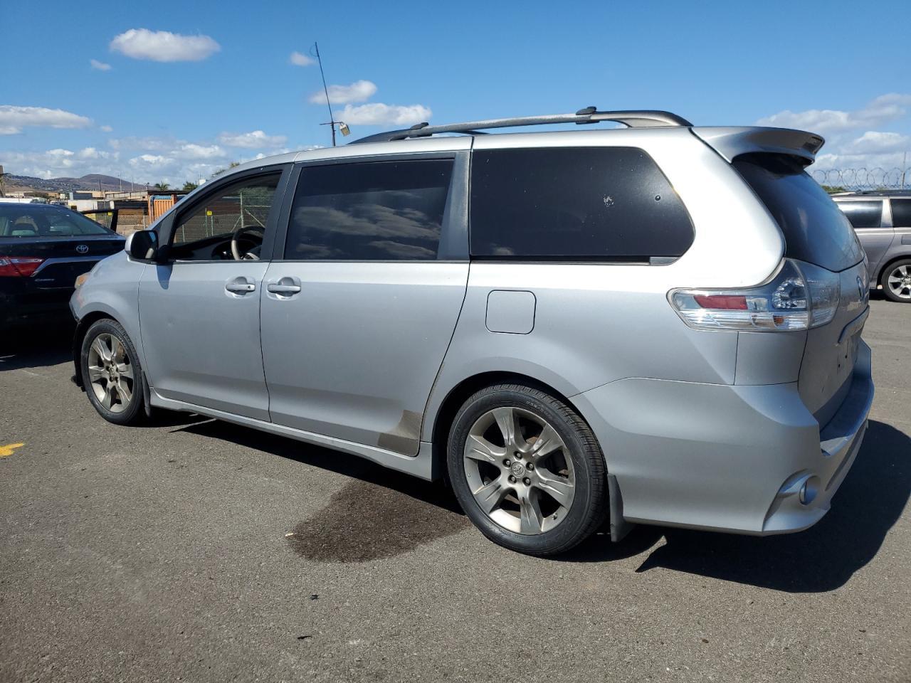 2011 Toyota Sienna Sport - Фото 2