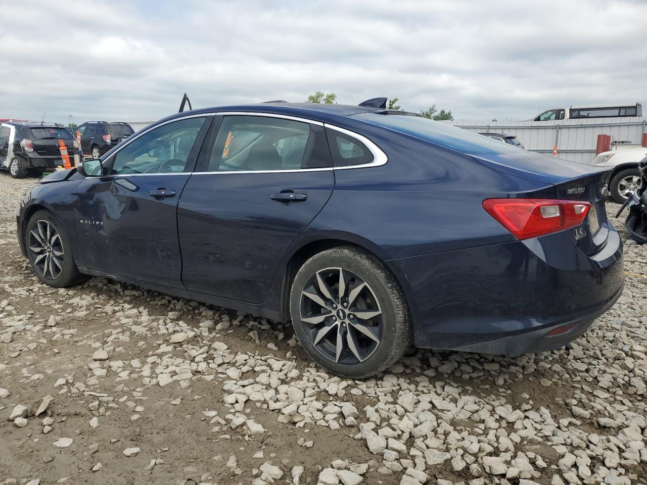 2017 Chevrolet Malibu Lt - Image 2