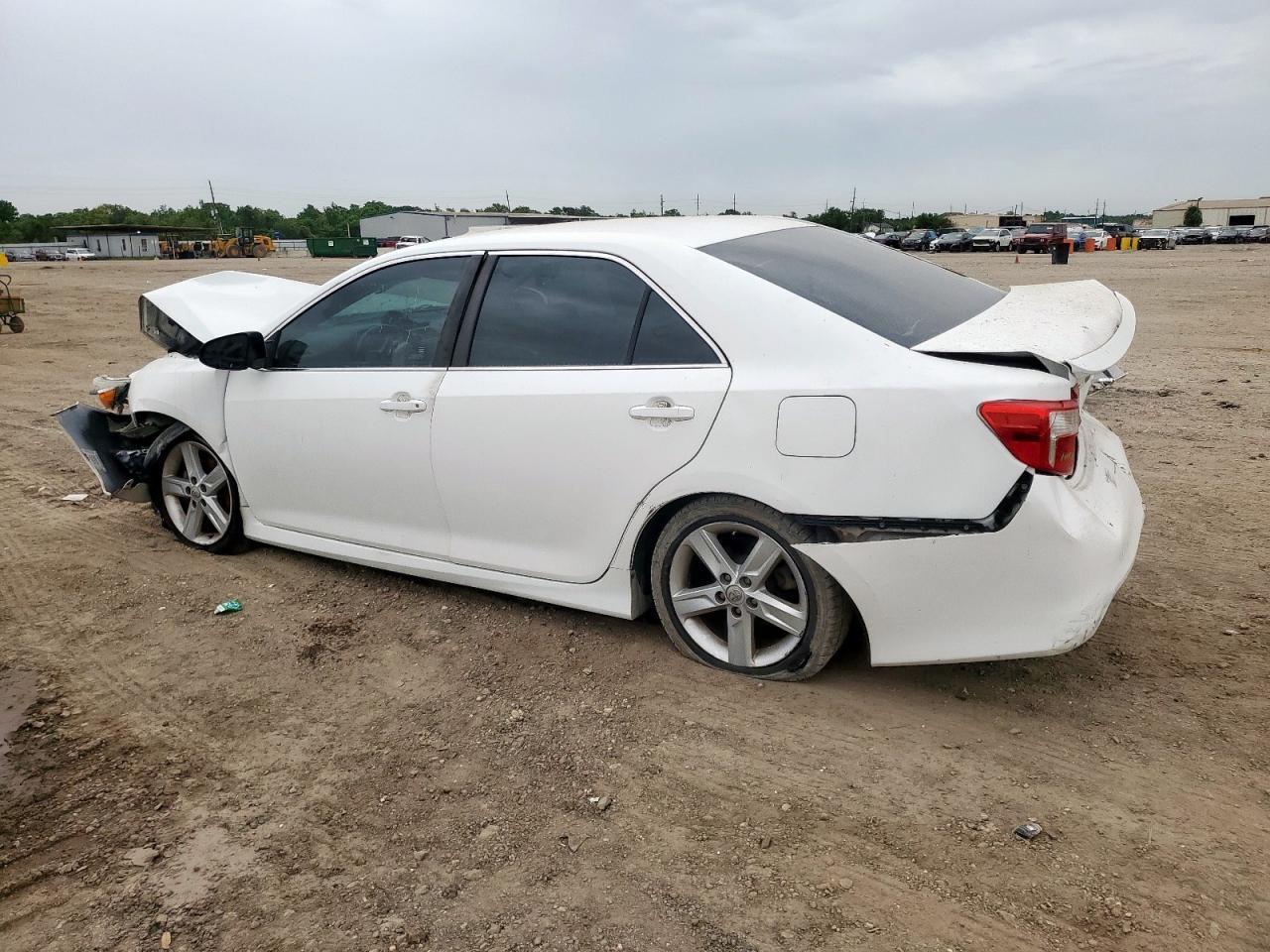 2014 Toyota Camry L - Фото 2