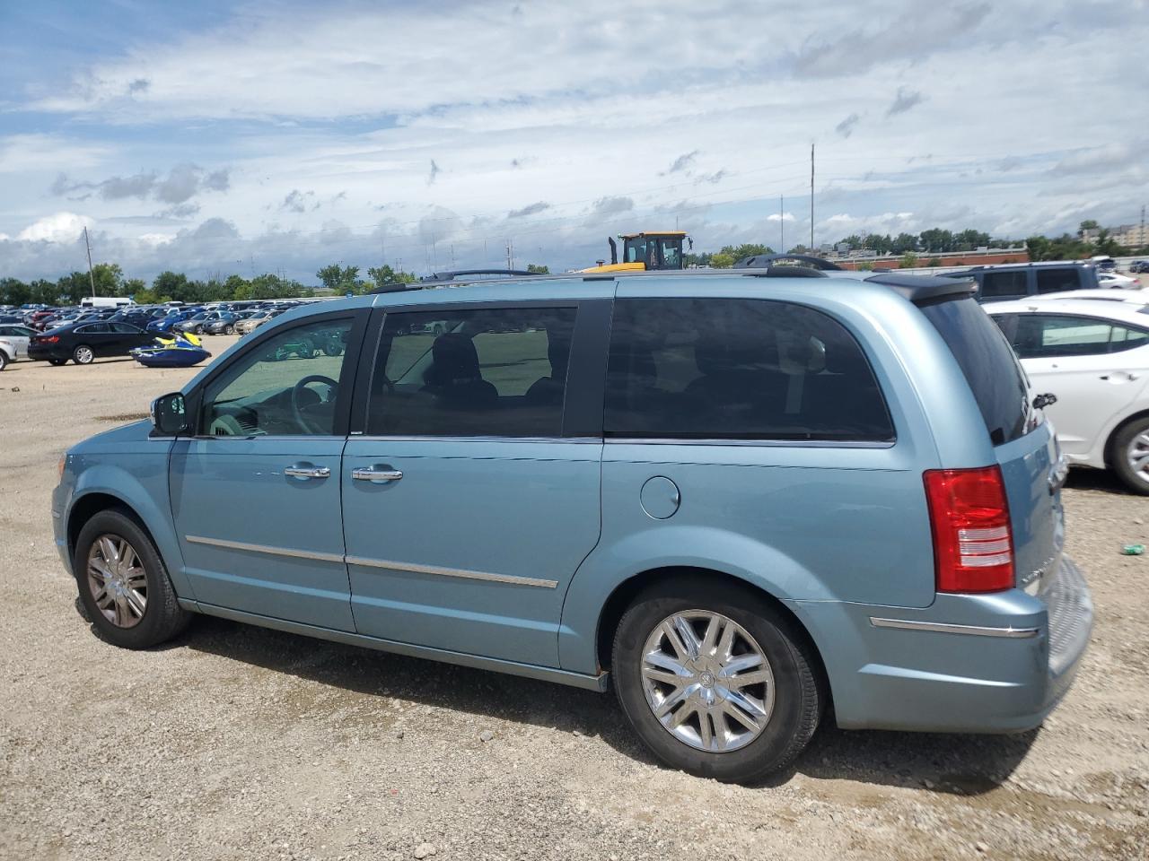2008 Chrysler Town & Country Limited - Фото 2
