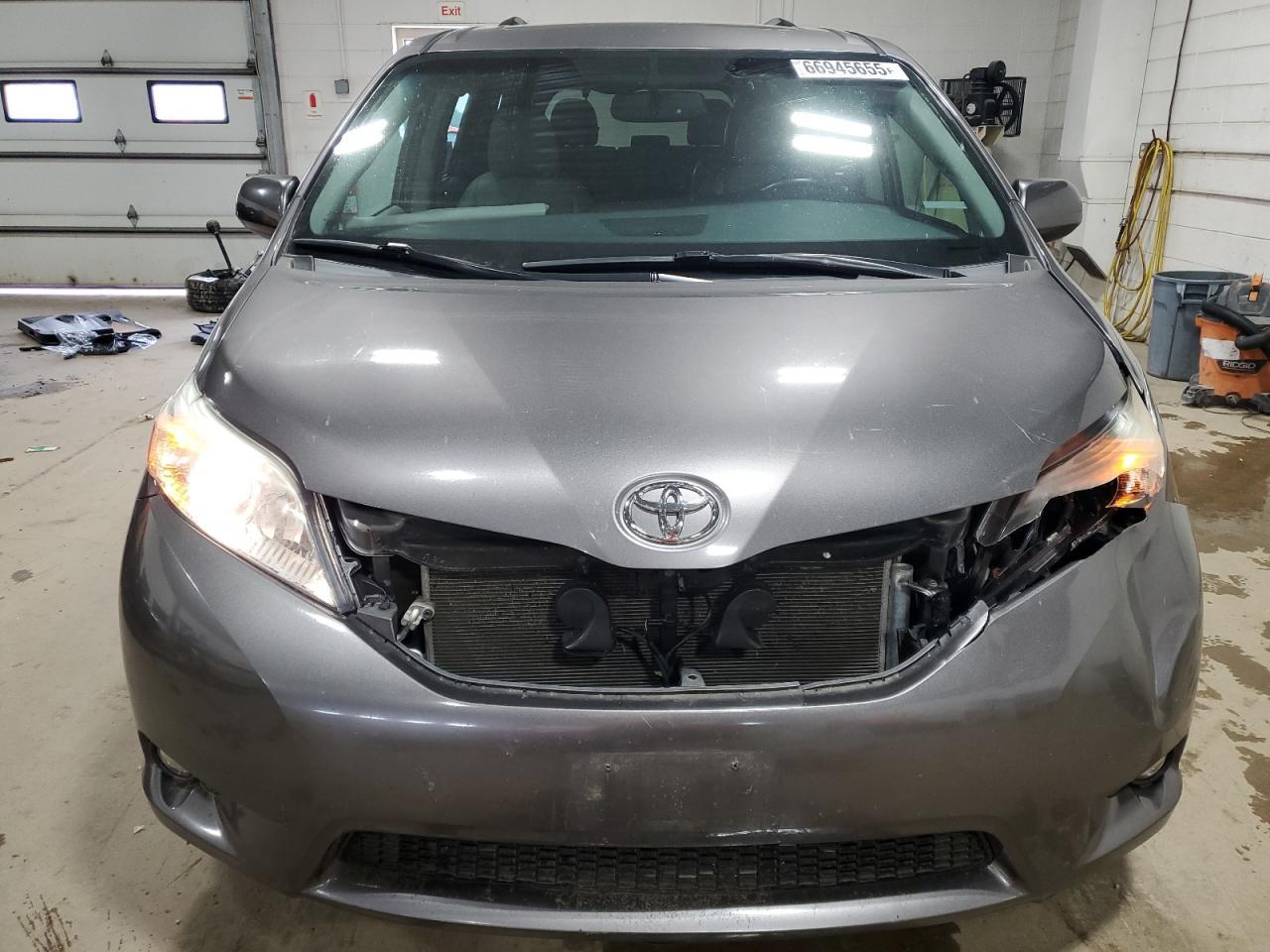 2017 Toyota Sienna Xle - Фото 5
