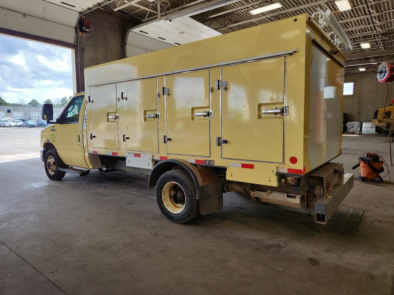 2018 Ford Econoline E450 Super Duty Cutaway Van - Фото 2