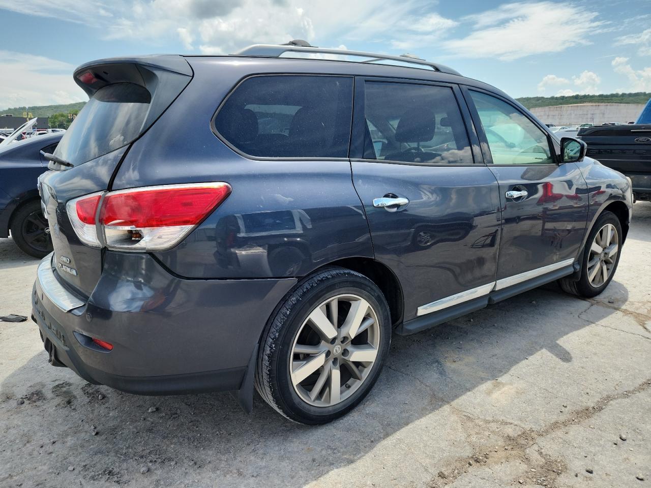 2014 Nissan Pathfinder S - Image 3
