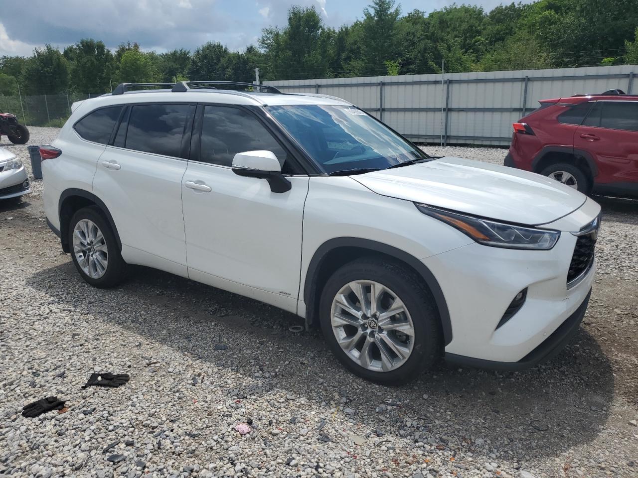 2023 Toyota Highlander Hybrid Limited - Image 4