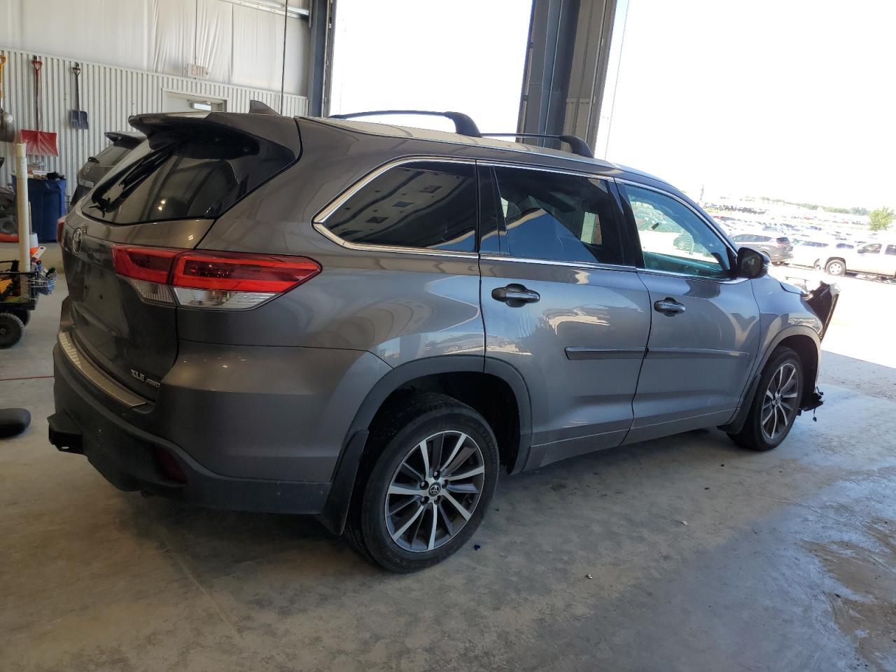 2018 Toyota Highlander Se - Фото 3