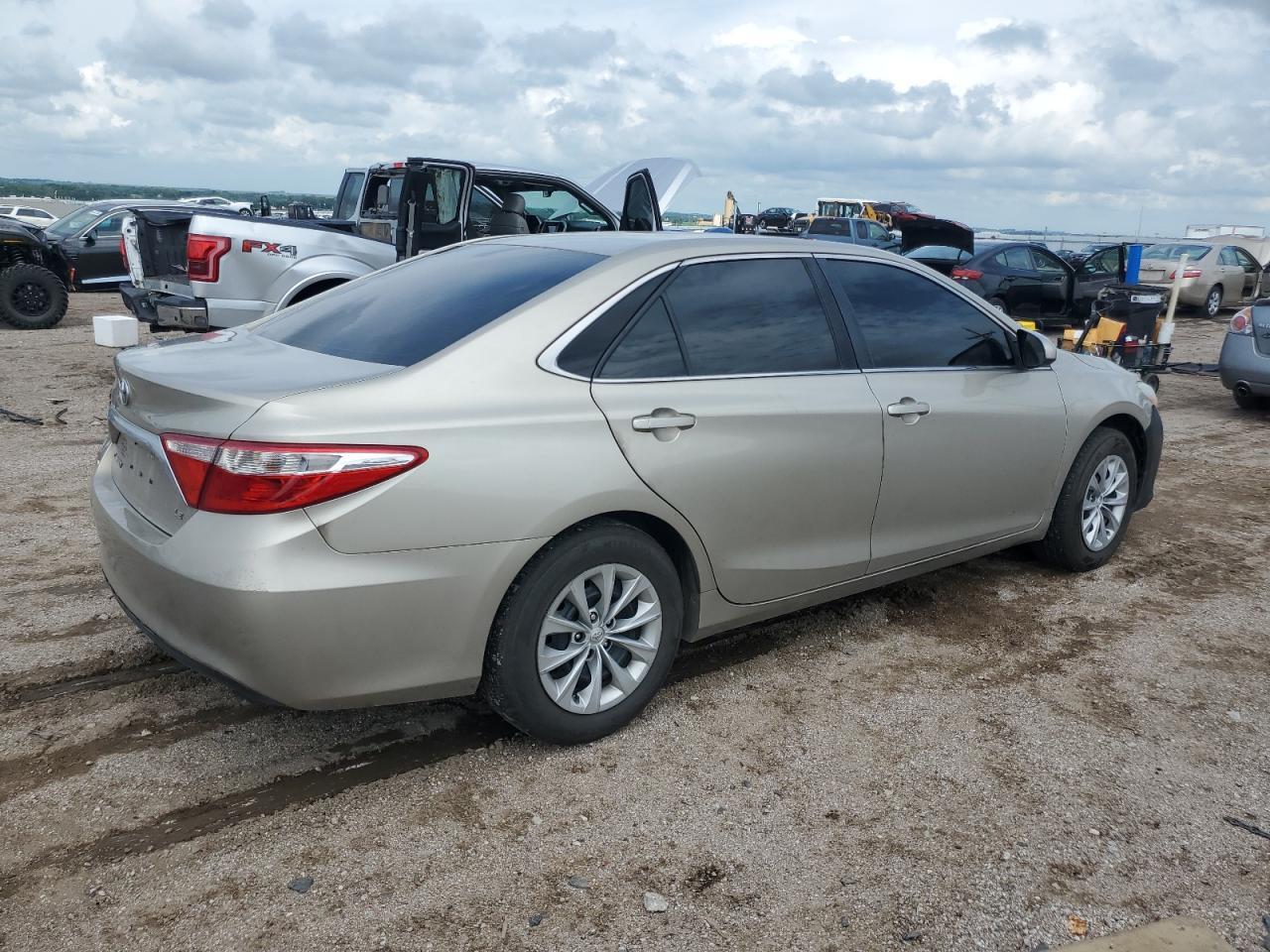 2015 Toyota Camry Le - Фото 3