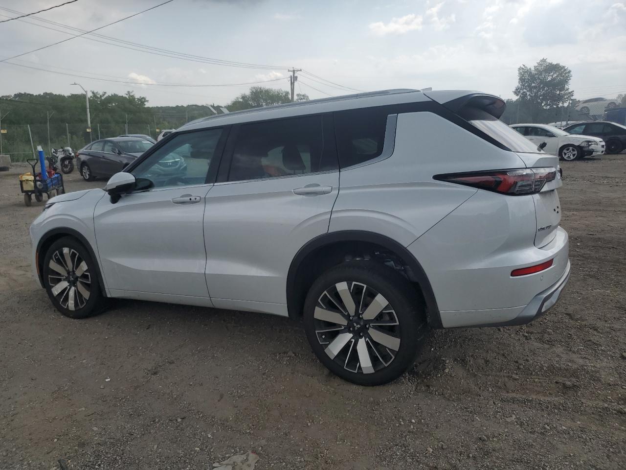 2025 Mitsubishi Outlander Sel - Image 2
