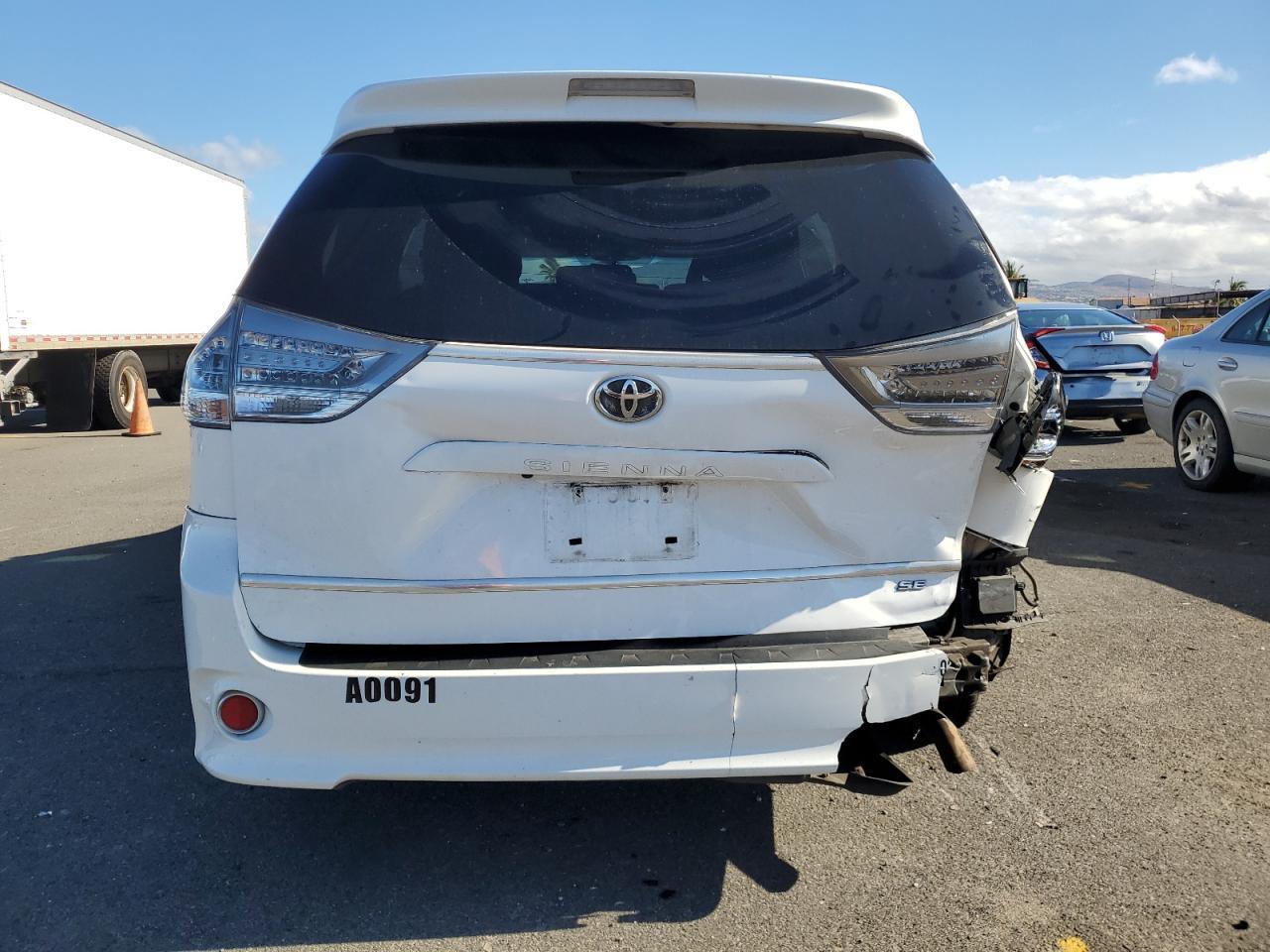 2016 Toyota Sienna Se - Фото 6