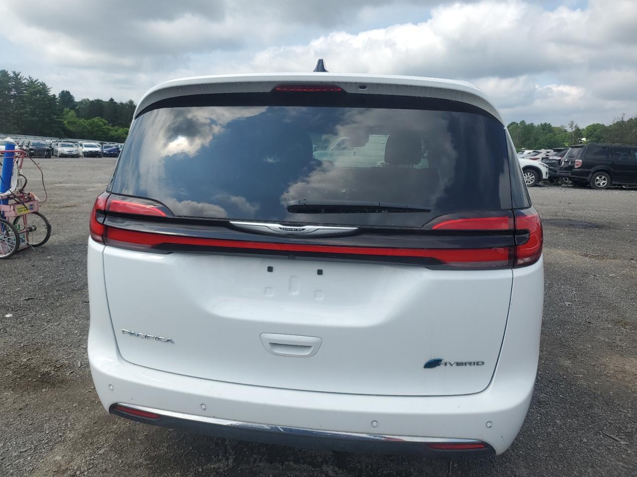 2024 Chrysler Pacifica Hybrid Select - Image 6