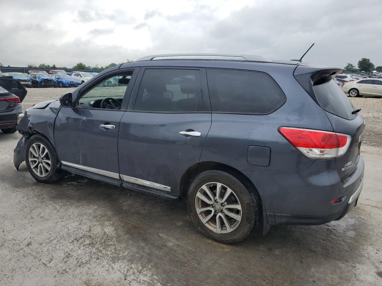 2014 Nissan Pathfinder S - Image 2