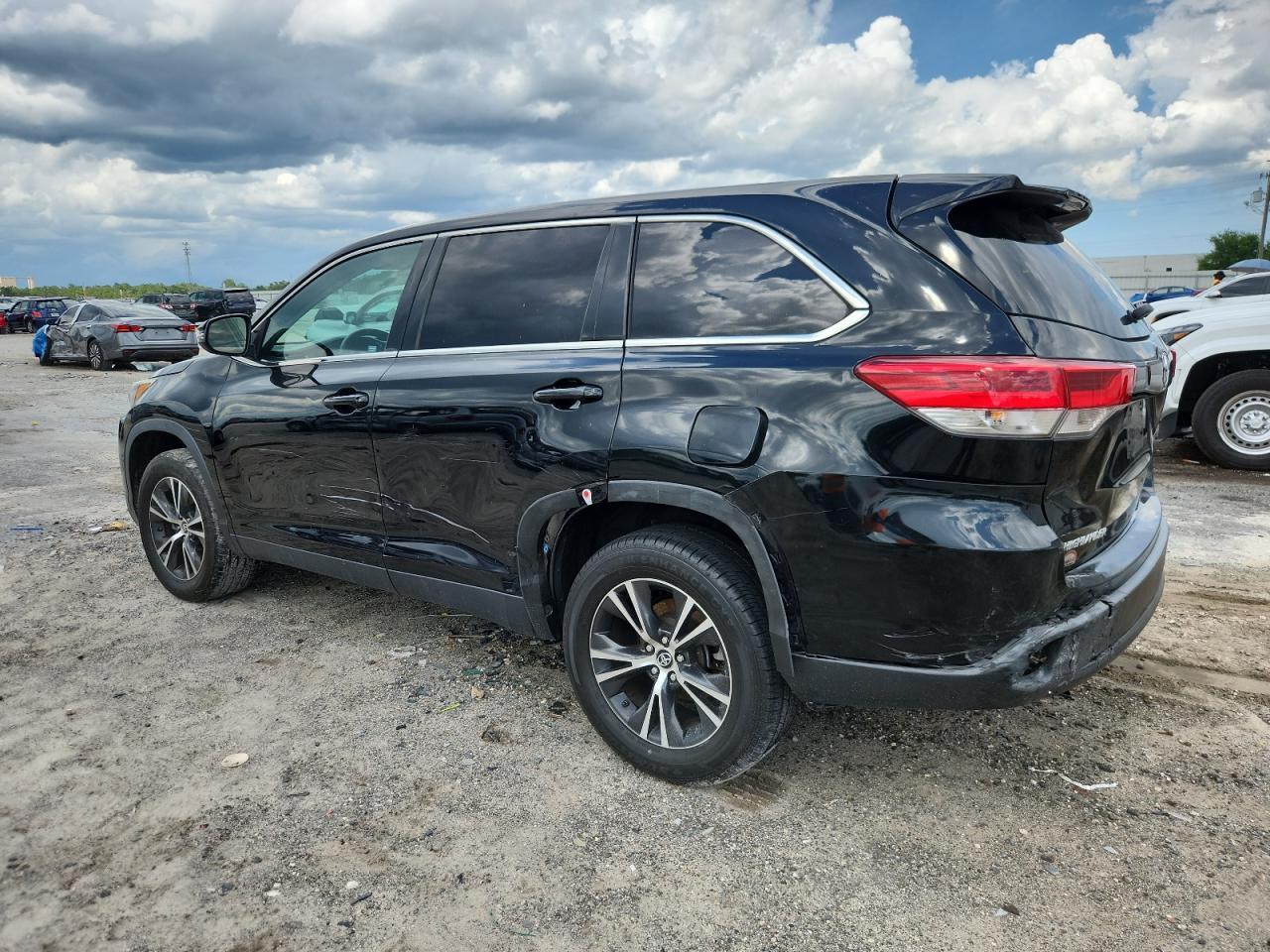 2019 Toyota Highlander Le - Фото 2