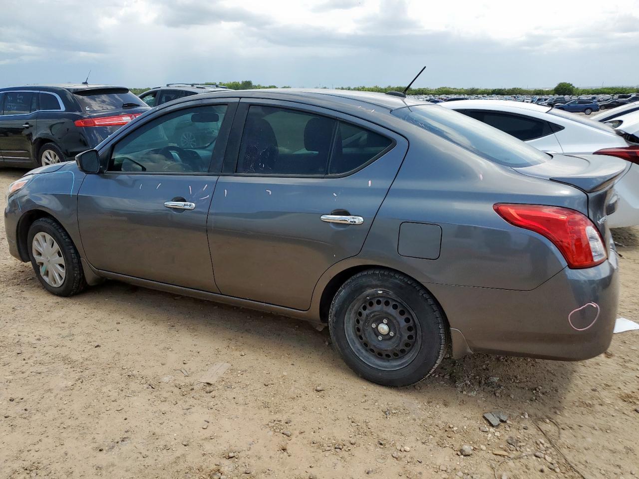 2016 Nissan Versa S - Фото 2