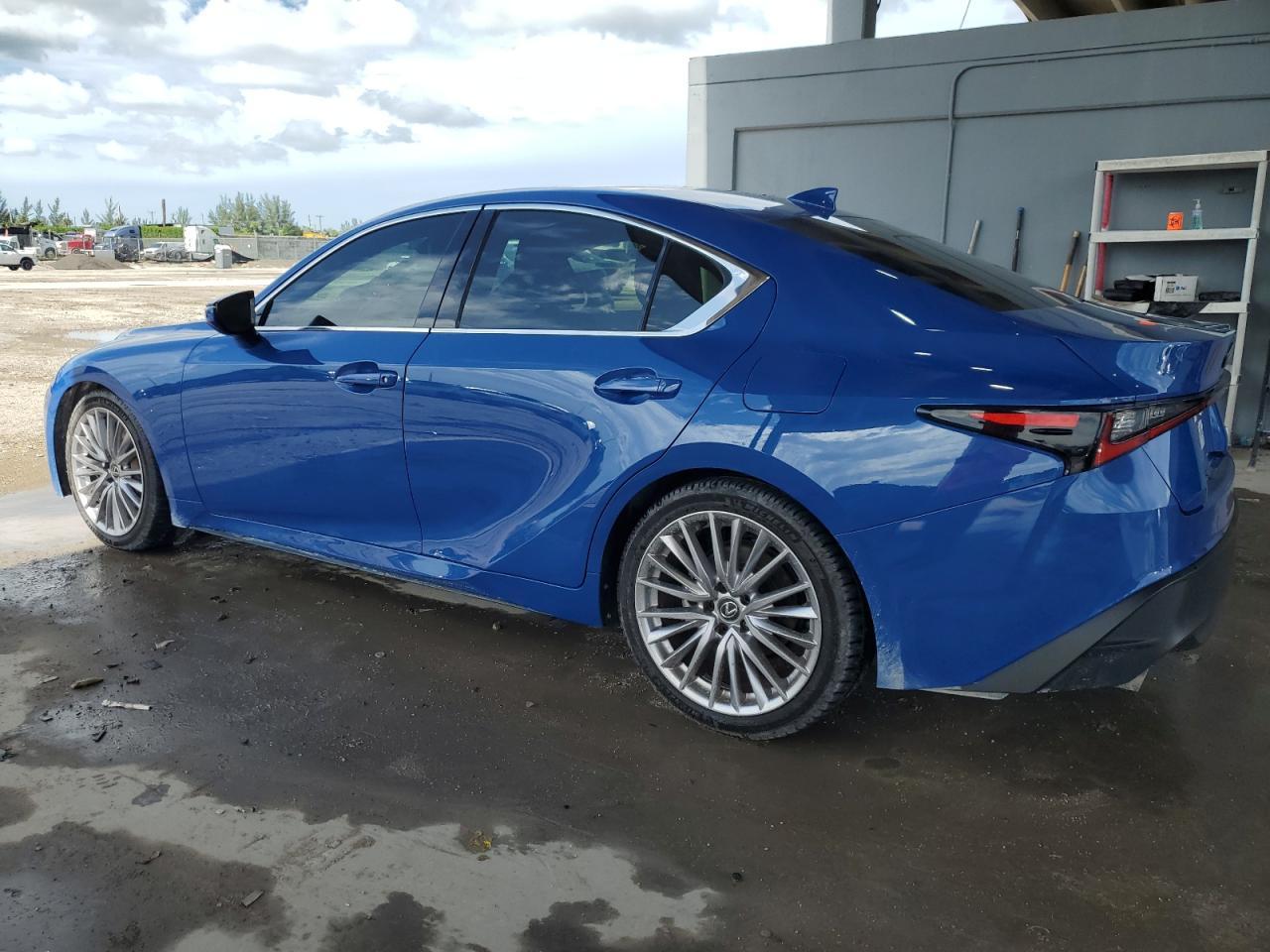 2023 Lexus Is 300 - Image 2