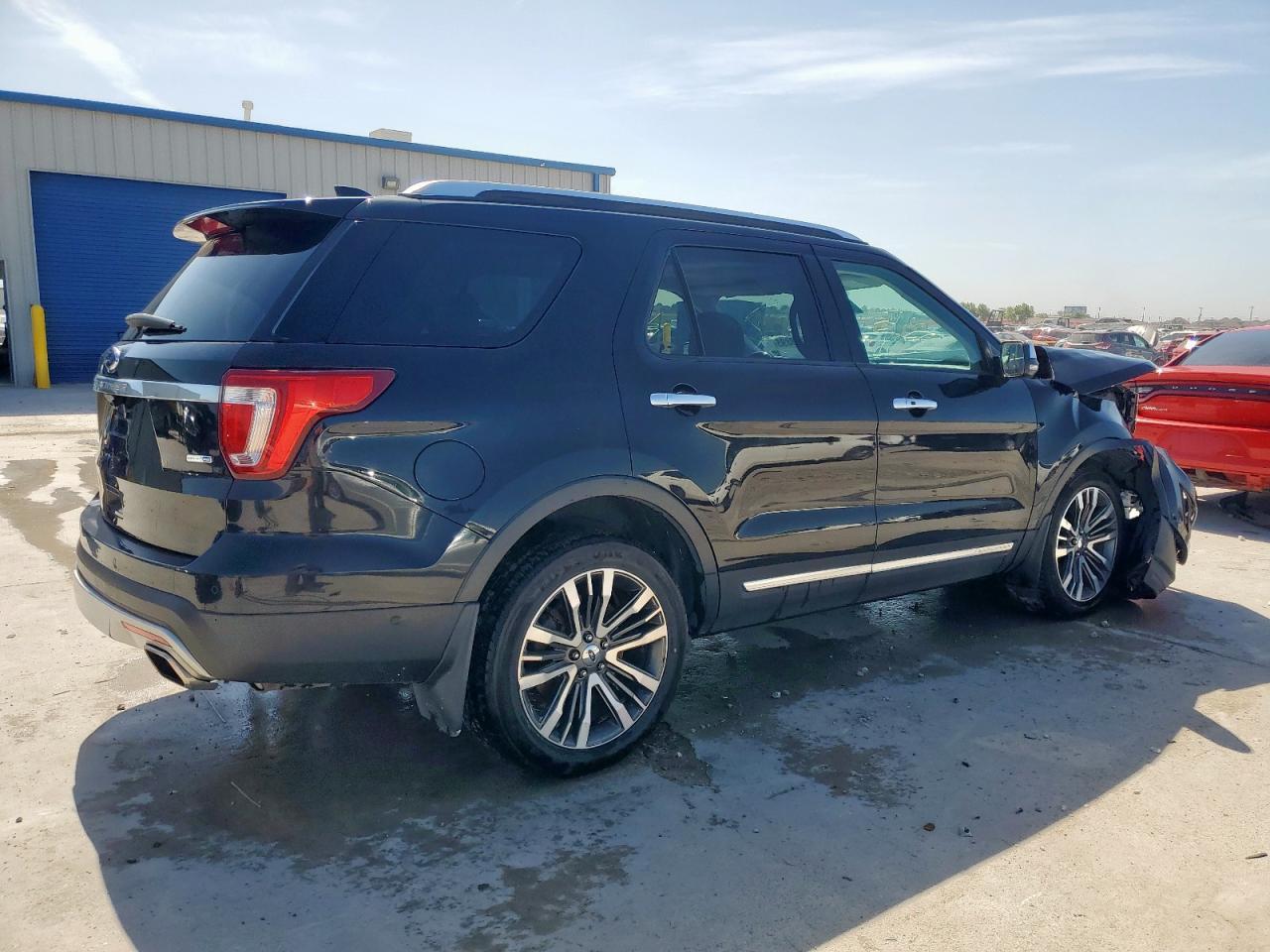 2017 Ford Explorer Platinum - Image 3
