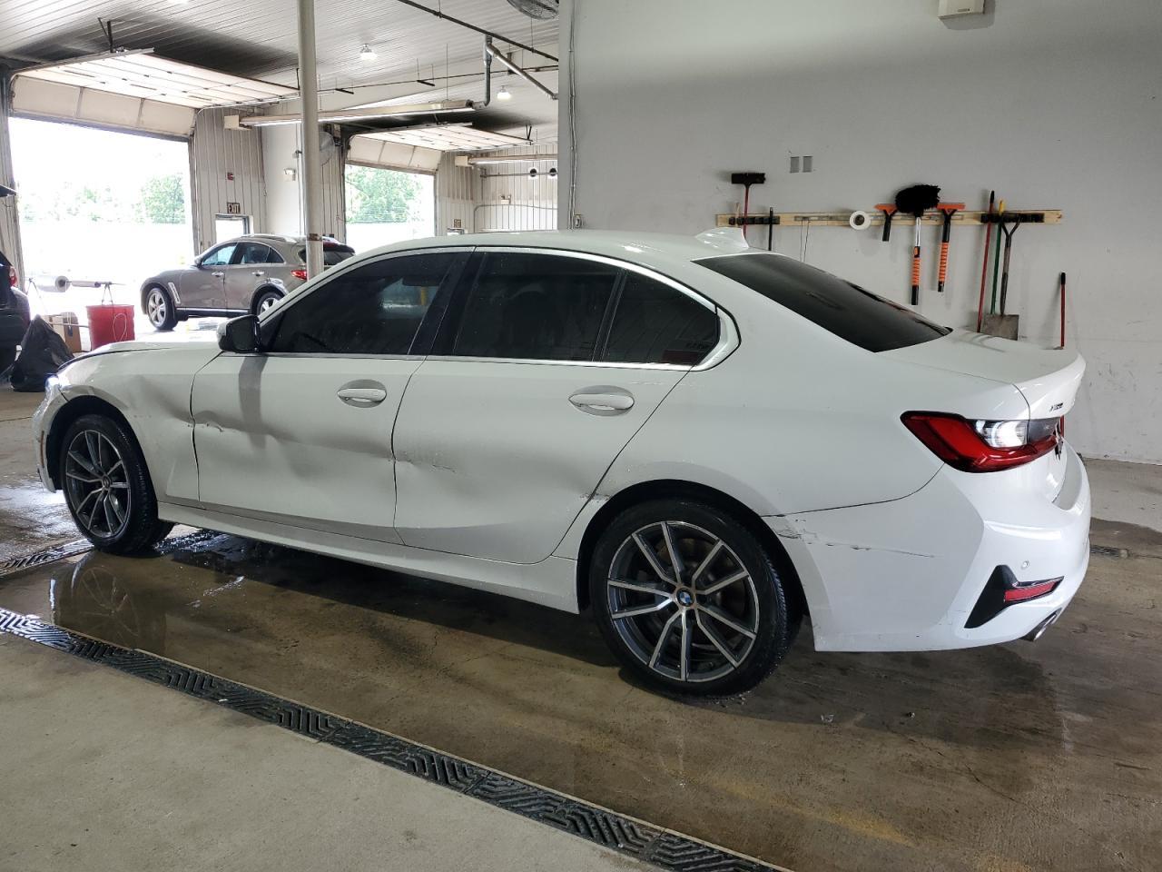 2021 BMW 330Xi - Фото 2