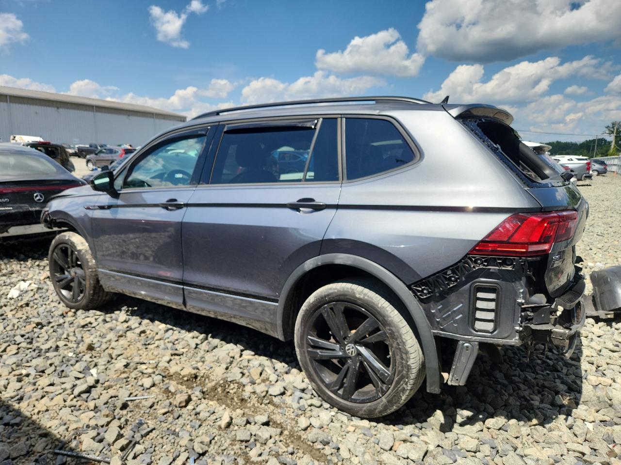 2023 Volkswagen Tiguan Se R-Line Black - Image 2