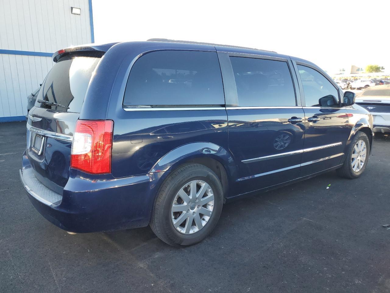 2013 Chrysler Town & Country Touring - Фото 3