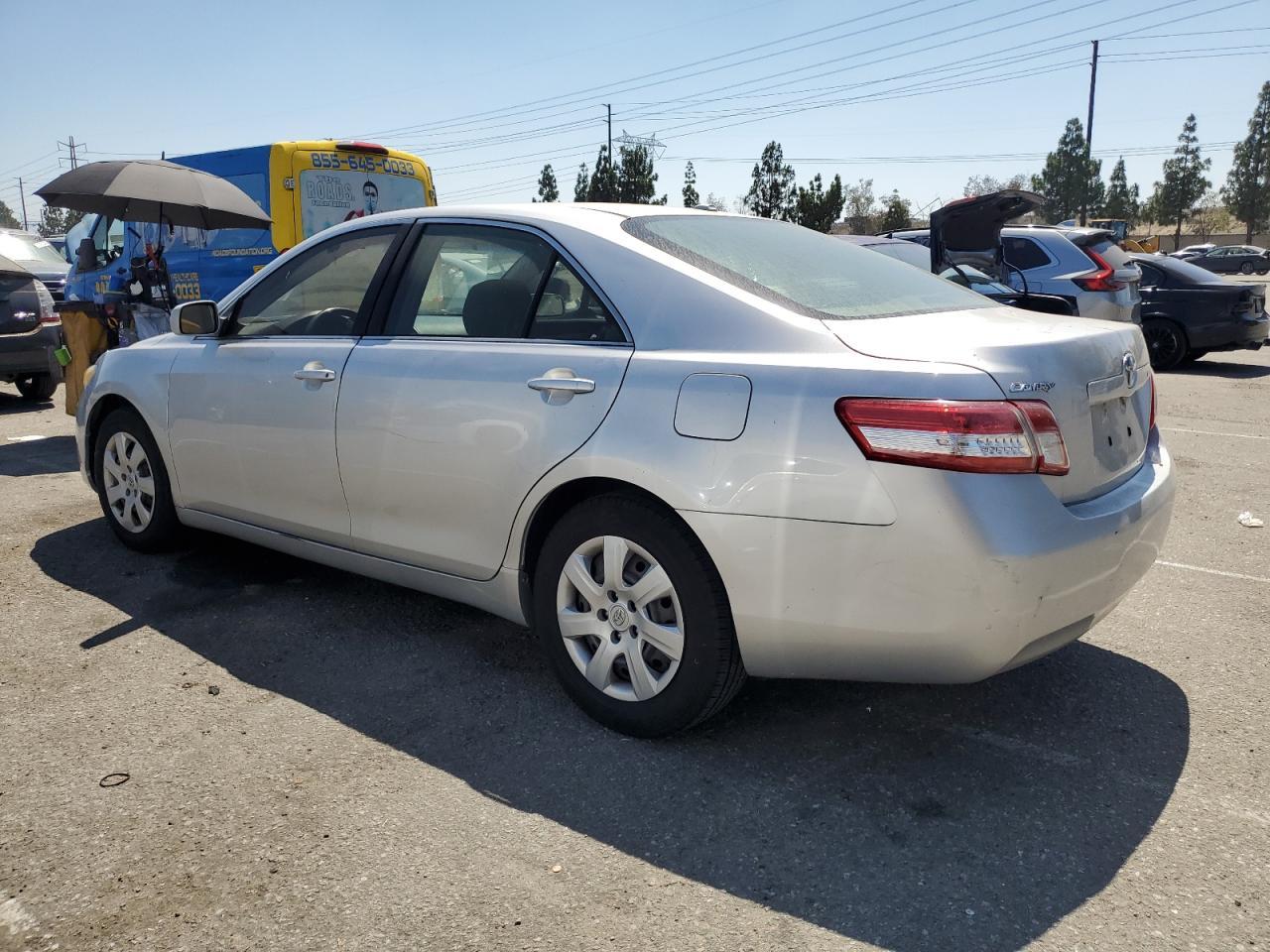 2010 Toyota Camry Base - Фото 2